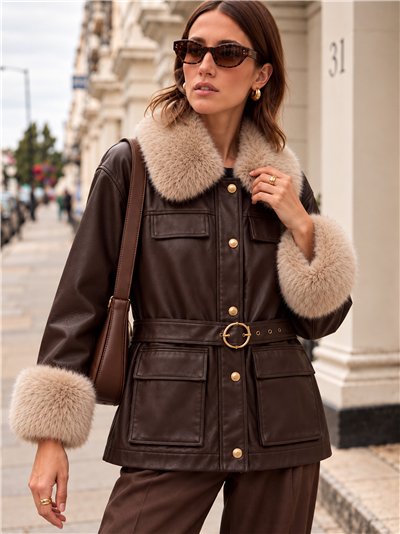 Chaqueta efecto piel con cinturón y pelo