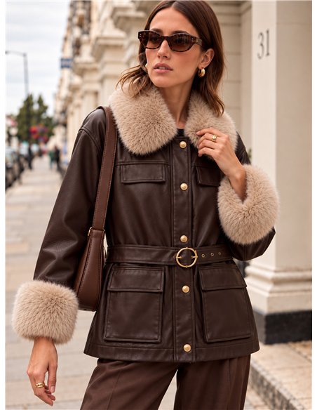 Chaqueta efecto piel con cinturón y pelo