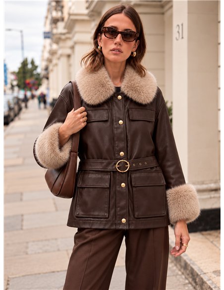 Chaqueta efecto piel con cinturón y pelo