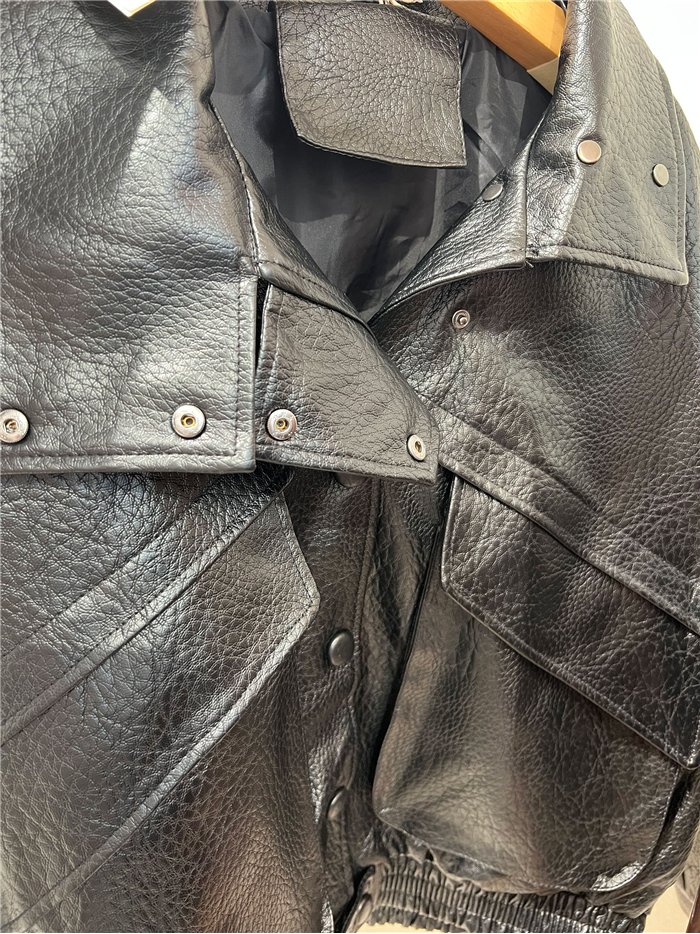 Chaqueta bomber efecto piel cuello alto