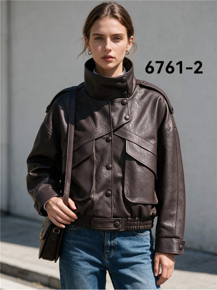 Chaqueta bomber efecto piel cuello alto