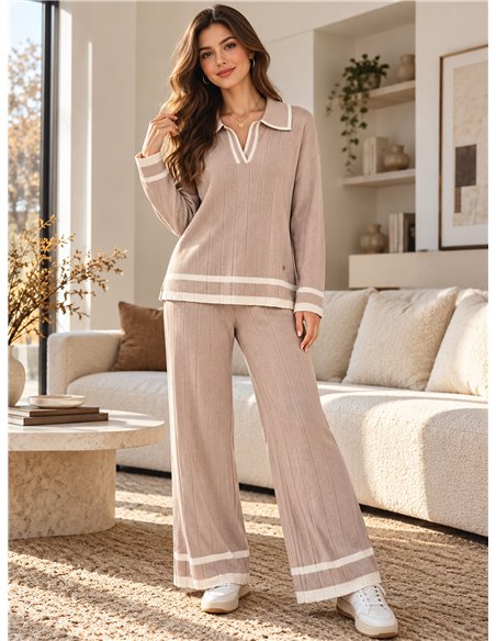 Completo composto da maglione a collo alto a coste e pantaloni a gamba larga.