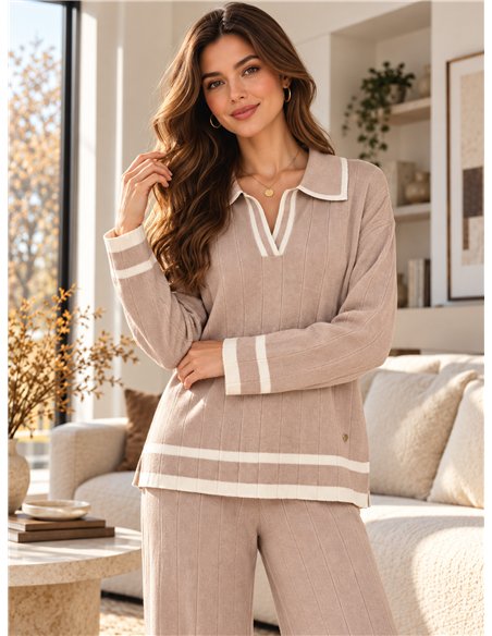 Completo composto da maglione a collo alto a coste e pantaloni a gamba larga.