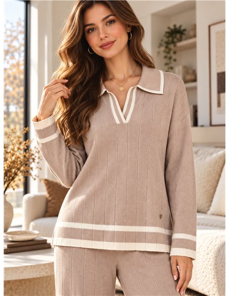 Completo composto da maglione a collo alto a coste e pantaloni a gamba larga.
