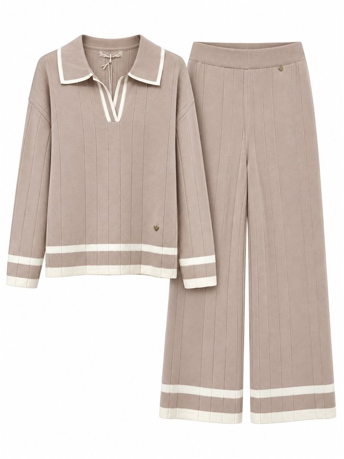 Completo composto da maglione a collo alto a coste e pantaloni a gamba larga.