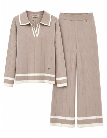 Completo composto da maglione a collo alto a coste e pantaloni a gamba larga.