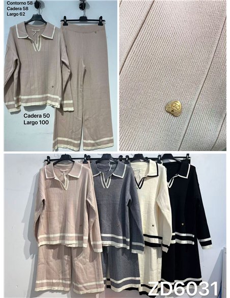 Completo composto da maglione a collo alto a coste e pantaloni a gamba larga.