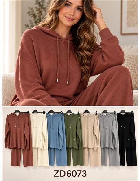 Set aus übergroßem Kapuzenpullover und weit geschnittener Hose