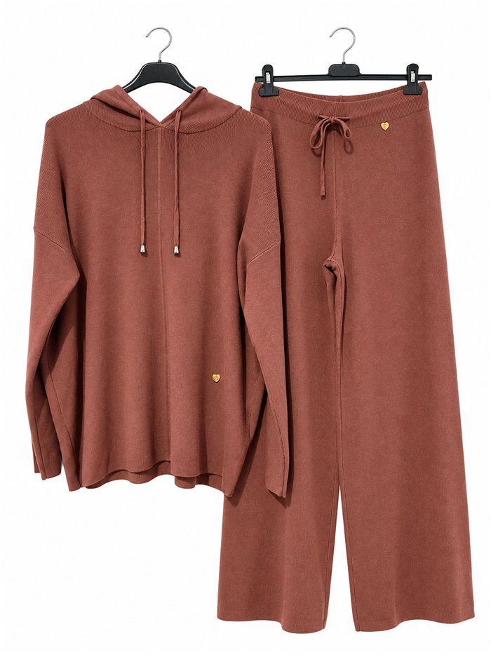 Set aus übergroßem Kapuzenpullover und weit geschnittener Hose