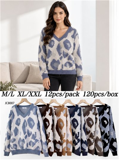 Maglione con scollo a V e stampa animalier in morbida pelliccia. 2