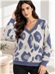 Maglione con scollo a V e stampa animalier in morbida pelliccia.