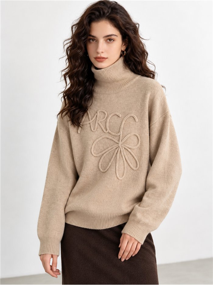 Jersey amplio bordado floral cuello alto