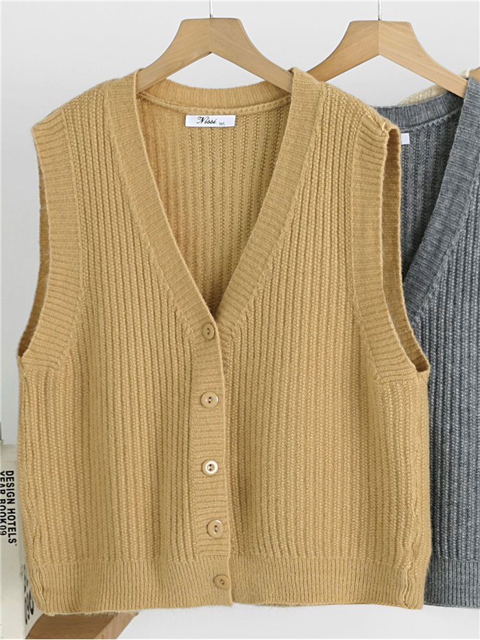 Ribbed button knit vest