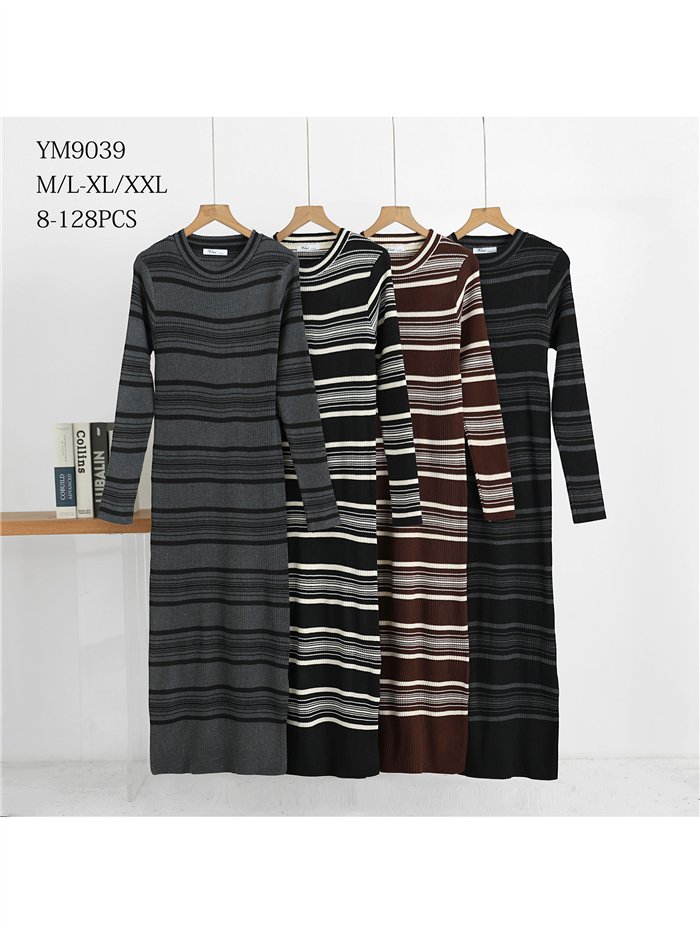 Robe longue en maille à fines rayures