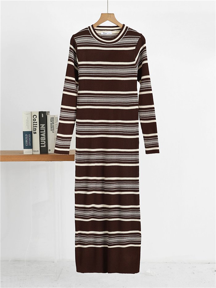 Robe longue en maille à fines rayures