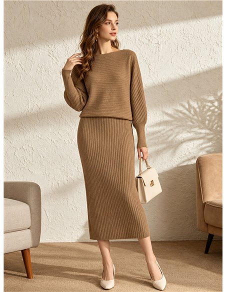 Set aus geripptem Strickpullover und Trägerkleid
