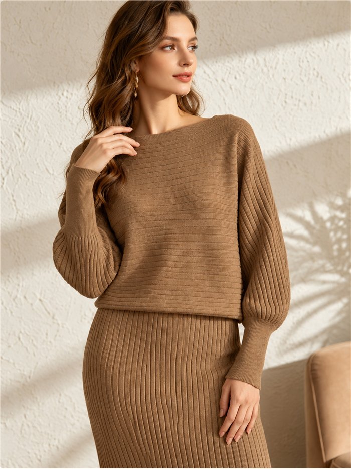Set aus geripptem Strickpullover und Trägerkleid