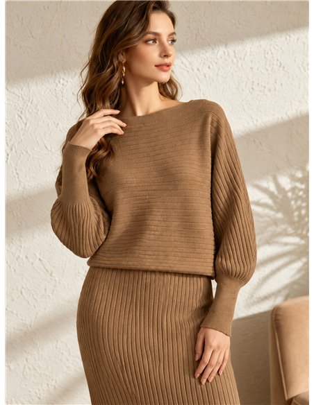 Set aus geripptem Strickpullover und Trägerkleid