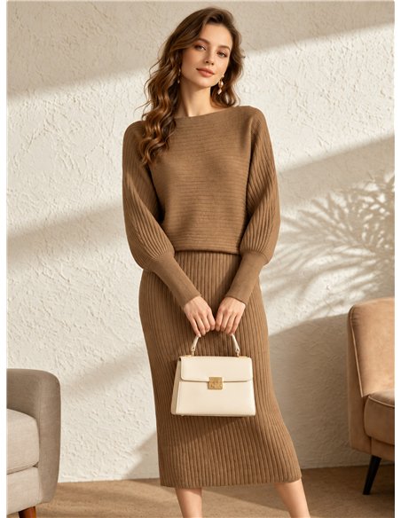 Set aus geripptem Strickpullover und Trägerkleid