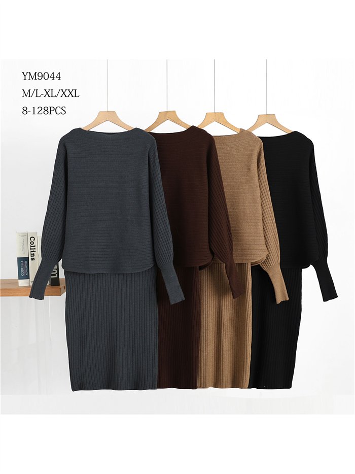 Set aus geripptem Strickpullover und Trägerkleid