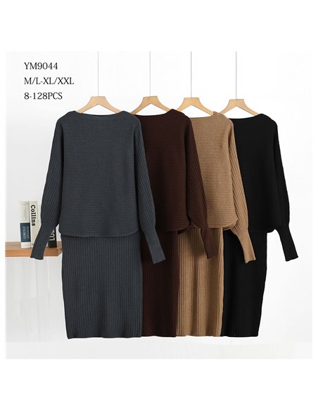 Set aus geripptem Strickpullover und Trägerkleid