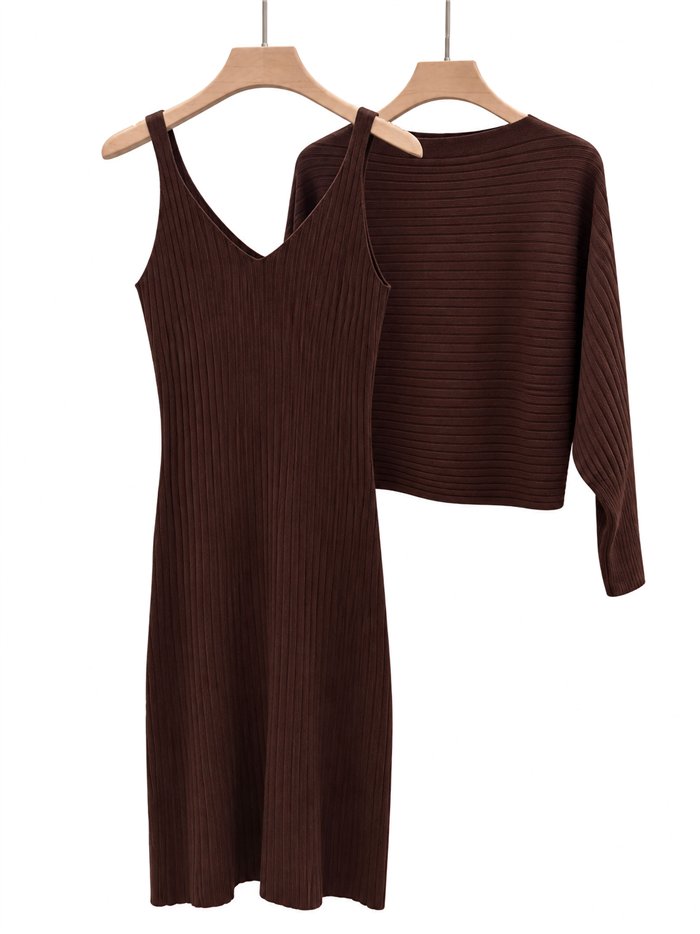 Set aus geripptem Strickpullover und Trägerkleid