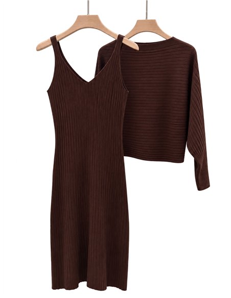 Set aus geripptem Strickpullover und Trägerkleid