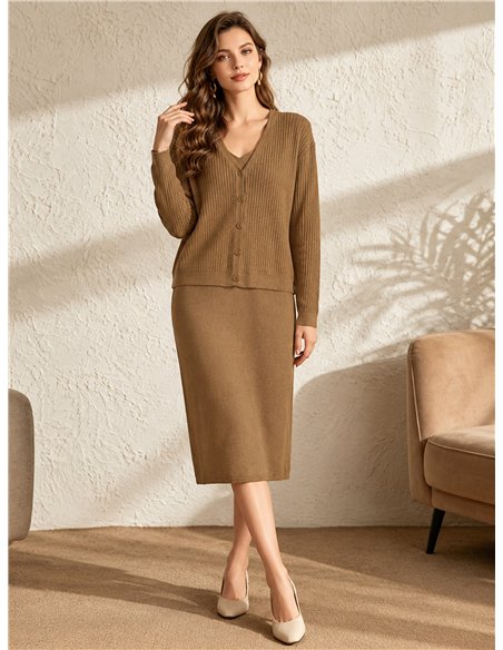 Conjunto de cárdigan de punto canalé y vestido tirante