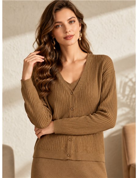 Conjunto de cárdigan de punto canalé y vestido tirante