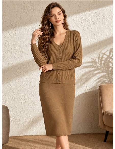 Conjunto de cárdigan de punto canalé y vestido tirante