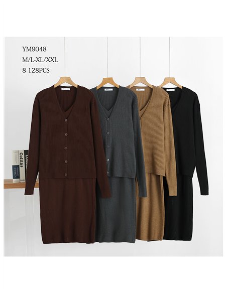 Conjunto de cárdigan de punto canalé y vestido tirante