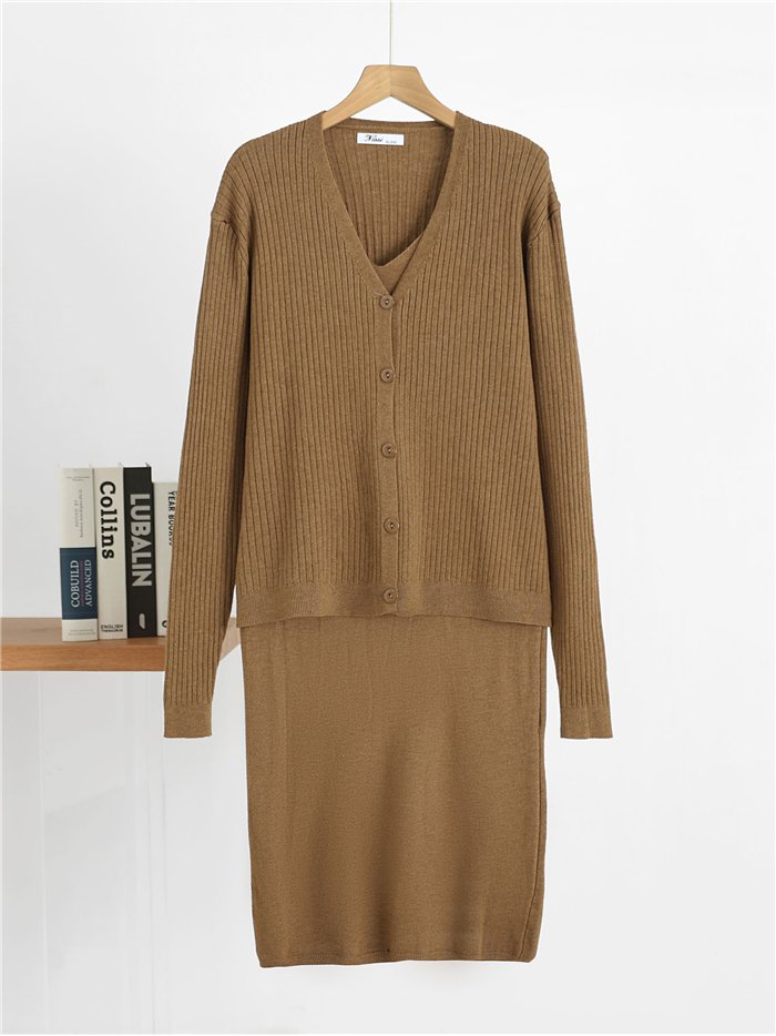 Conjunto de cárdigan de punto canalé y vestido tirante