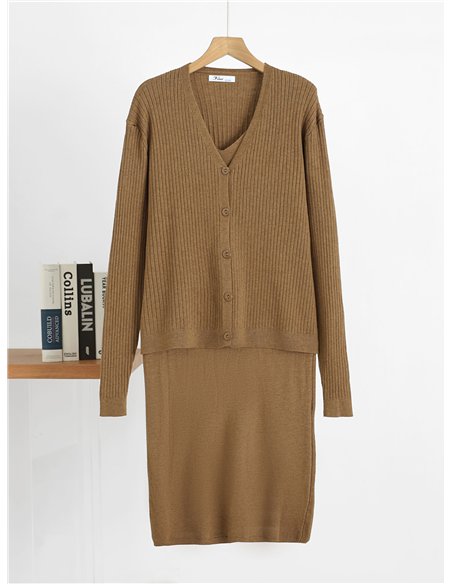 Conjunto de cárdigan de punto canalé y vestido tirante