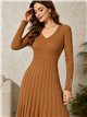 Geripptes Strick-Midikleid mit V-Ausschnitt