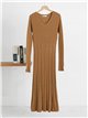 Geripptes Strick-Midikleid mit V-Ausschnitt