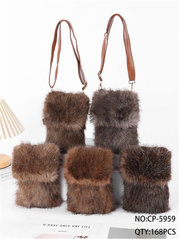 Bolso bandolera móvil de pelo con solapa