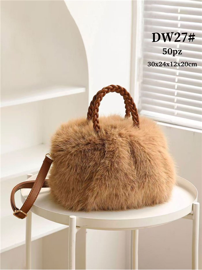 Bolso de pelo con asas trenzadas y bandolera