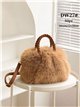 Bolso de pelo con asas trenzadas y bandolera