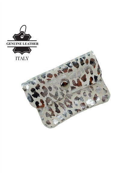 Carteira de couro com estampa de leopardo e acabamento brilhante.