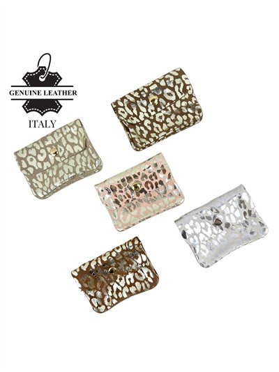 Carteira de couro com estampa de leopardo e acabamento brilhante. 2
