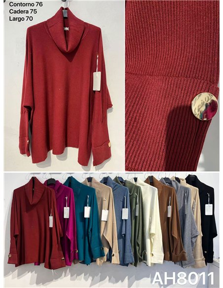 Suéter plus size com gola dobrável e mangas com botões.