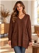 Suéter oversized com decote em V, lantejoulas e bolsos.