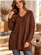 Suéter oversized com decote em V, lantejoulas e bolsos.