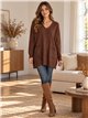 Suéter oversized com decote em V, lantejoulas e bolsos.