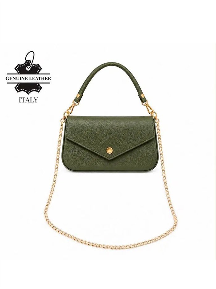 Mini bolsa estilo envelope com corrente dourada