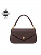 Mini bolsa estilo envelope em couro com corrente dourada