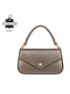 Mini bolsa estilo envelope em couro com corrente dourada