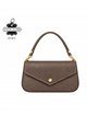 Mini bolsa estilo envelope em couro com corrente dourada