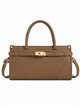 Bolsa com detalhe de fecho metálico