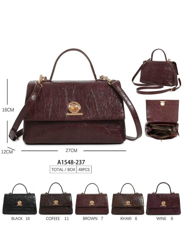 Bolsa de mão com aba e fecho de metal.